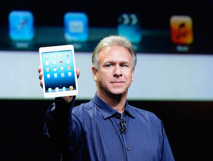 פיל שילר, סמנכ"ל השיווק של אפל מציג את המיני אייפד (צילום: Kevork Djansezian, GettyImages IL)