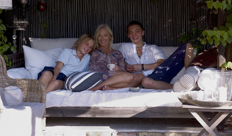 משפחת איקאה על ספה לבנה (צילום: מתוך: ikeafamilylive.com)