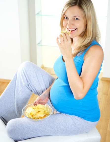אישה בהריון אוכלת צ'יפס (צילום: אימג'בנק / Thinkstock)