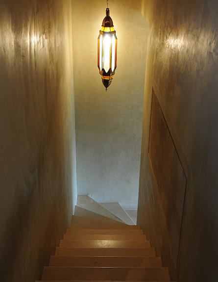 מנורה במדרגות