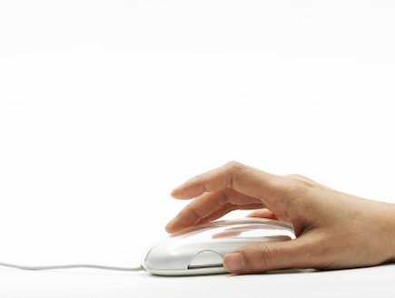 יד עם עכבר מחשב (צילום: Thinkstock)
