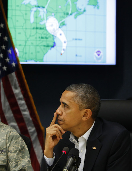 ברק אובמה מתעדכן בהוריקן סנדי (צילום: Pool, GettyImages IL)