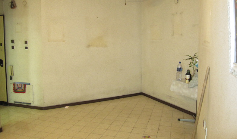 כניסת הבית לפני ישפוץ (צילום: תומר ושחר צלמים)