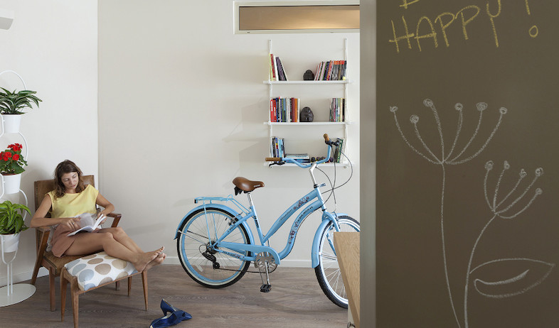 הדיירת יושבת (צילום: שי אפשטיין)