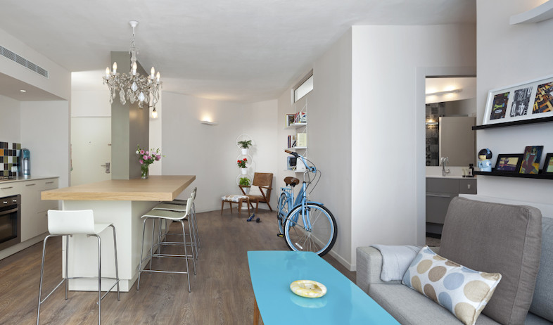 מבט למטבח (צילום: שי אפשטיין)