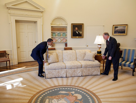 אובמה מזיז את הספה בחדר הסגלגל (צילום: The White House, GettyImages IL)