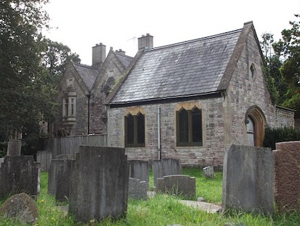 בית בבית קברות (צילום: dailymail.co.uk)
