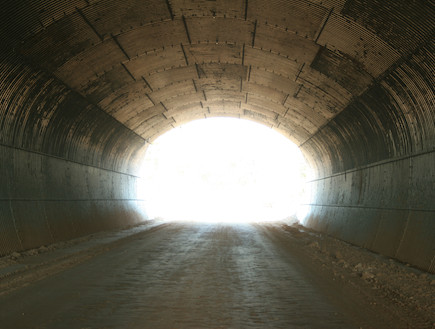 אור בקצה המנהרה (צילום: PushPictures, Thinkstock)