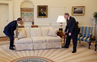 אובמה מזיז את הספה בחדר הסגלגל (צילום: The White House, GettyImages IL)