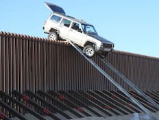 המבריחים השאירו את האוטו על הגדר (צילום: foxnews.com)