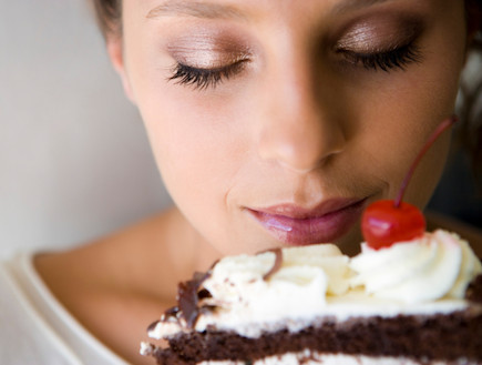 בחורה מריחה עוגת שוקולד (צילום: realsimple.com, getty images)