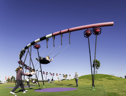 פארק חלומי- ילד על נדנדה (צילום: מתוך האתר -.jmddesign.com.au)