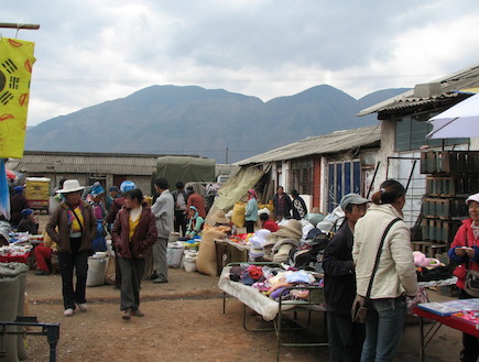 השוק בכפר יואוסואו, סין (צילום: תמר עמישי, מסע אחר)