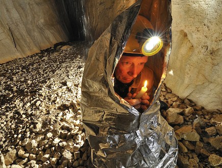 חוקר המערה מחמם את הגוף (צילום: dailymail.co.uk)