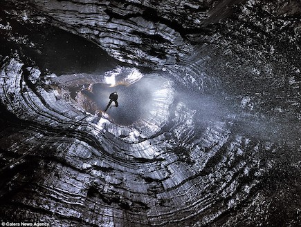 חוקר מערות מטפס (צילום: dailymail.co.uk)