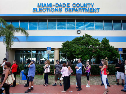 ממתינים להצביע במיאמי (צילום: AP)