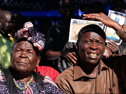 סבתו של אובמה צופה בנאום בקניה