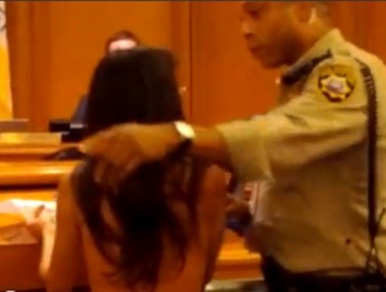 עירומה בבית משפט (צילום: צילום מסך מתוך youtube)