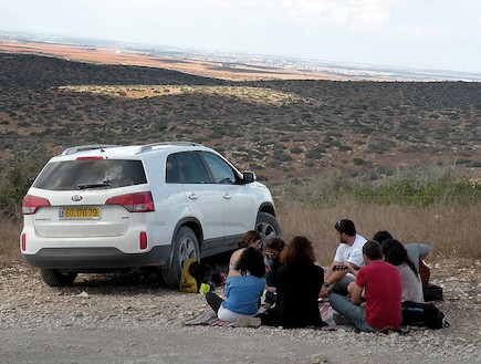 מעגל של חבר'ה ליד קיה סורנטו המחודש (צילום: ניר בן זקן )