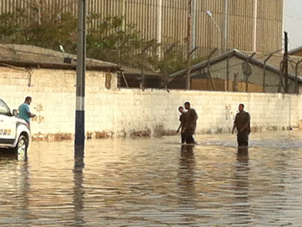 N12 סערה באילת המים הגיעו עד לגובה חצי מטר