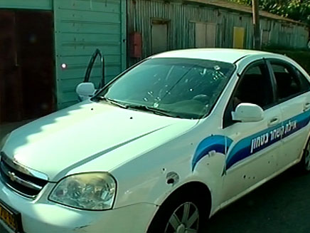 רכב שנפגע מרסיסי רקטה (צילום: חדשות 2)