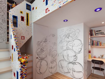 מעקה מדרגות עשוי לגו