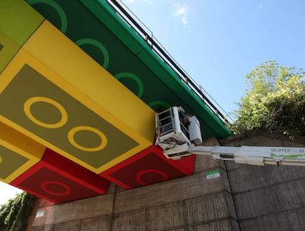 צובעים את הגשר (צילום: מתוך האתר httpwww.megx.de)