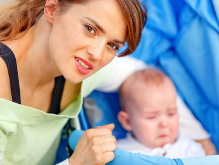 אמא עם תינוק לא מרוצה בעגלה (צילום: אימג'בנק / Thinkstock)