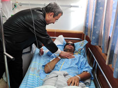 ברק מבקר את הפצועים בביה"ח סורוקה, היום (צילום: אריאל חרמוני (משרד הביטחון))