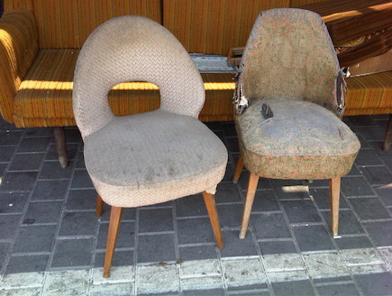 כיסאות לפני ריפוד (צילום: תומר ושחר צלמים)