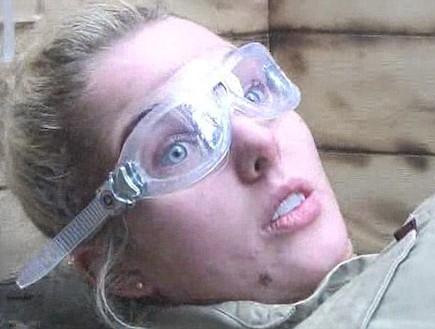 הלן פלנאגן במשקפיים (צילום: dailymail.co.uk)