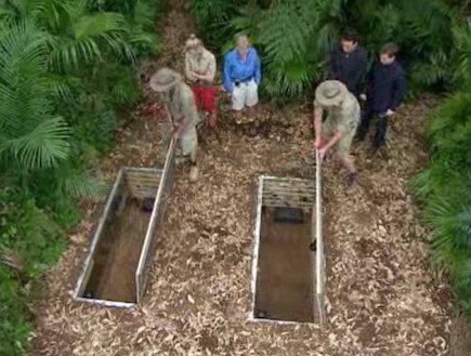 ארונות קבורה בג'ונגל (צילום: dailymail.co.uk)