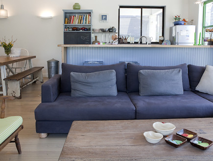 ספה כחולה (צילום: הגר דופלט)