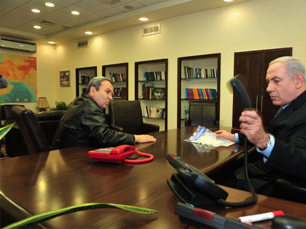 נתניהו וברק בהתייעצות (צילום: צלם: אריאל חרמוני (משרד הביטחון))