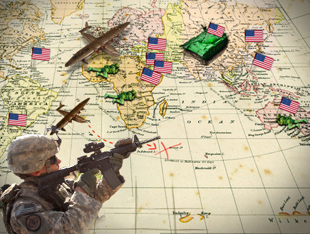 חייל אמריקאי על רקע מפה (צילום: אימג'בנק/GettyImages)