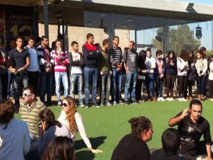 סטודנים בחיפה עומדים דקת דומייה יום אחרי (צילום: חדשות 2)