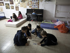 ילדים משחקים במקלט (צילום: Uriel Sinai, GettyImages IL)
