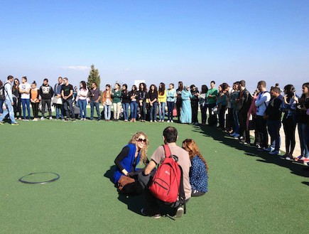 סטודנטים עומדים לזכר ג'עברי באוניברסיטת חיפה (צילום:  Photo by Flash90, KateRiep_Godbye)