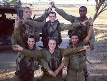 חיילים עושים מגן דוד