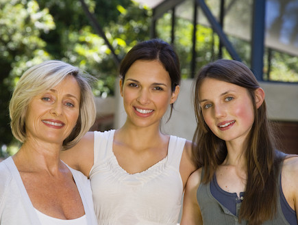 אישה מבוגרת ושתי בנות צעירות (צילום: אימג'בנק / Thinkstock)