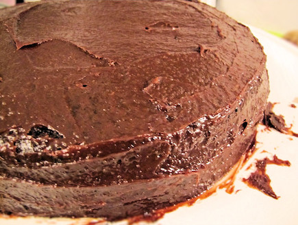 עוגת שוקולד ויין - מצפים את העוגה (צילום: דליה מאיר, mako אוכל)