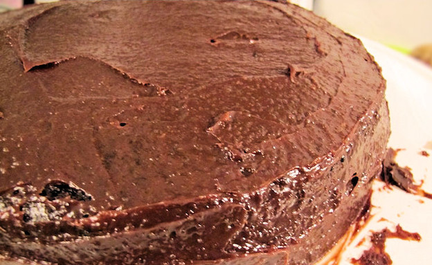 עוגת שוקולד ויין - מצפים את העוגה (צילום: דליה מאיר, mako אוכל)