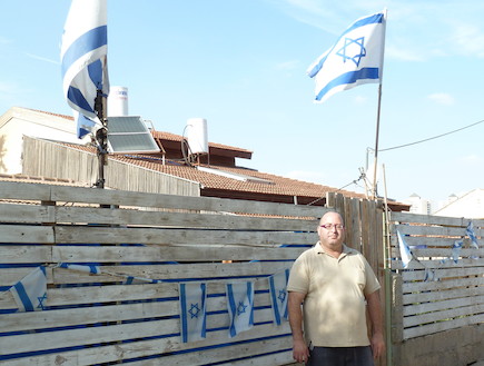 דגלים על בתים בבאר שבע (צילום:  שמעון איפרגן.)