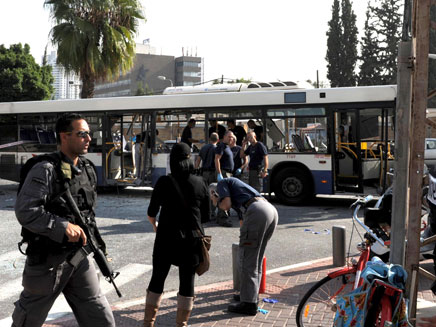 האוטובוס לאחר הפיצוץ, הבוקר (צילום: משה מילנר, לע"מ)