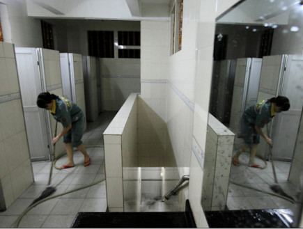 בית בשירותים ציבוריים (צילום: odditycentral.com)
