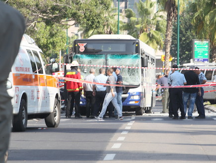 פיגוע בתל אביב - האוטובוס מנופץ (צילום: ראובן שניידר )