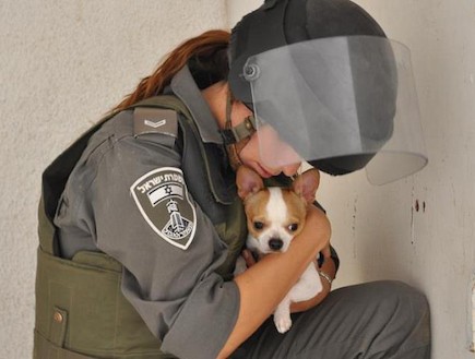 שוטרת מחבקת כלב (צילום: דורון אמיר)