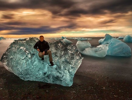 הצלם על הקרחונים (צילום: מתוך האתר dailymail.co.uk)