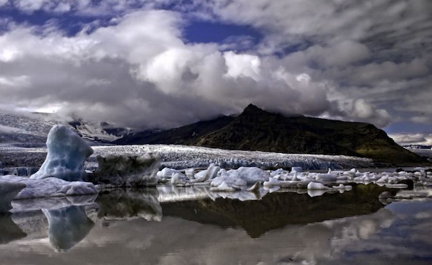 השתקפות השמיים על האגם