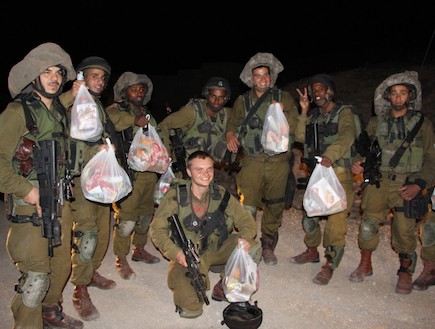 חיילים עם תרומות אלח עמוד ענן (צילום: אלון הראל)